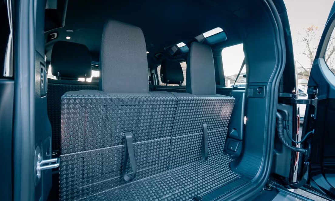 Looking for Land Rover DEFENDER hire or luxury car hire Sydney?