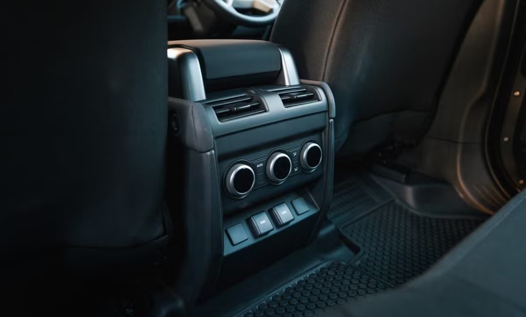 Looking for Land Rover DEFENDER hire or luxury car hire Sydney?